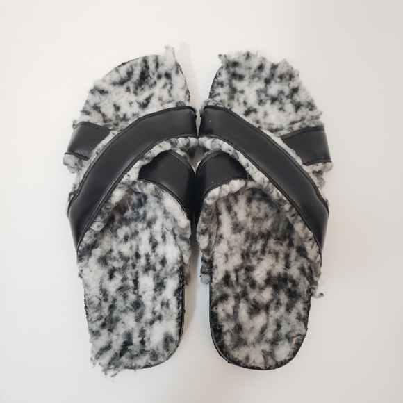 5/$15 Size 7 Black White Plush Lined Slip On Sandals - Picture 2 of 7